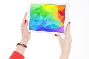 Tablet in der Hand mit bunten Farben