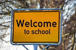 Straßenschild: Welcome to school